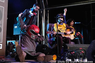 Gruff Rhys onstage at the 2007 Green Man Festival.